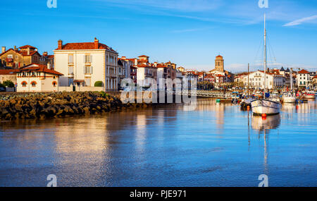 Die traditionellen weißen Häuser in St Jean de Luz Altstadt und Hafen, Baskenland, Frankreich, im Abendlicht Stockfoto