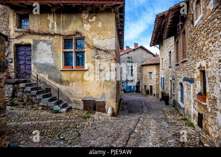 Gepflasterten Straßen von Perouges, einem, von einer mittelalterlichen Stadtmauer umgebenen Altstadt, in der Nähe von Lyon, Frankreich, einem der schönsten Dörfer von Frankreich (les plus beaux villages de Fr Stockfoto