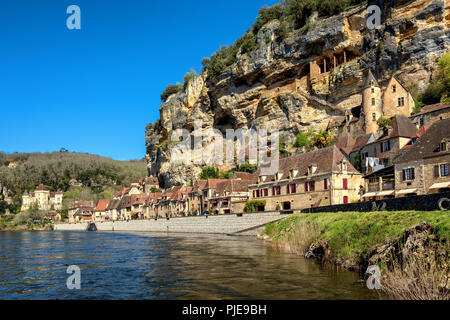 La Roque-Gageac, eines der schönsten Dörfer von Frankreich (Les Plus beaux villages), ist ein beliebtes Ausflugsziel in der Region Dordogne Stockfoto