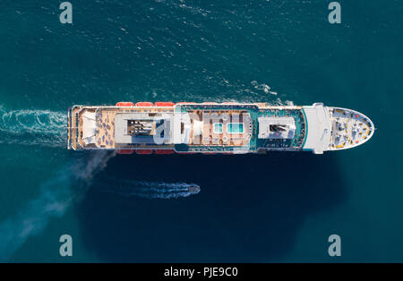 Touristische Schiff in das blaue Meer, Luftaufnahme Stockfoto