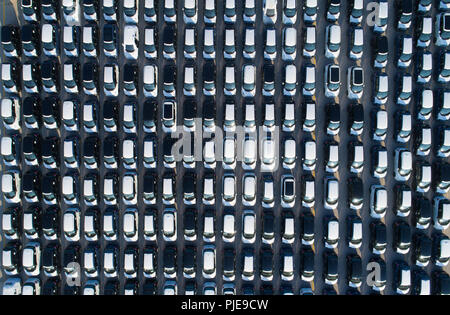 Luftbild von Oben nach Unten Blick über neue Fahrzeuge für den Transport Stockfoto
