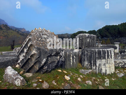 Einige Abschnitte der Spalten, sind jetzt Teil von den Ruinen des Tempels der Artemis, auch bekannt als Diana, in Ephesus in der Türkei. Stockfoto