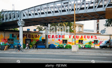 Paris, France - September 6, 2018: Einwanderer leben in Zelten unter einer Brücke am Boulevard Port Royal im 13. Arrondissement von Paris Stockfoto