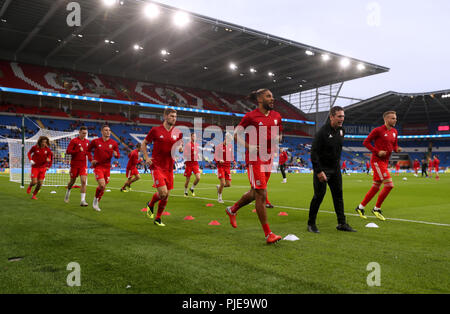 Wales Spieler warm up vor der Liga B, Gruppe 4 Spiel in Cardiff City Stadium. Stockfoto