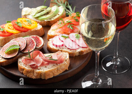 Rose und weißen Wein mit brushetta oder traditionelle spanische Tapas. Vorspeisen italienische Antipasti Snacks auf Holzbrett eingestellt Stockfoto