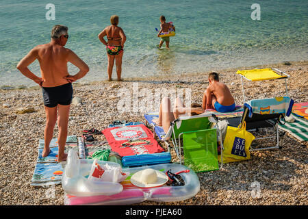 Die Menschen genießen die ruhigen Gewässer der Adria auf der kroatischen Insel Krk im Resort von Baska Stockfoto