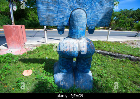 Blau Taino Idol auf Gras Rückansicht Stockfoto