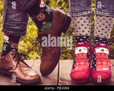 Weibliche und männliche Beine in schicke Schuhe und helle Socken Stockfoto