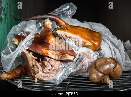 Street Food. Ready-to-noch nicht gegessen, aber-zu-sein-geschnittenen Hund Aufschnitt in Plastikbeutel gebracht. Hanoi, Vietnam Stockfoto