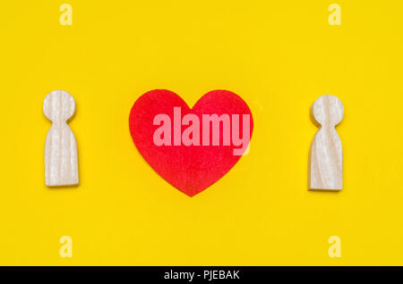 Mitten zwischen den Menschen, das Konzept der Liebe, ein junges Paar in der Liebe, die Suche nach der zweiten Hälfte, eine romantische Geschichte, Gefühle, Beziehungen Stockfoto