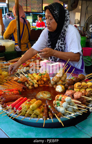 Verschiedene Spieße mit Fleisch- und Fischgerichte, Meeresfrüchte, typisch für das Land, auf dem Naka Weekend Market, Phuket, Thailand, verschiedene Spieße mit Fleisch- u Stockfoto