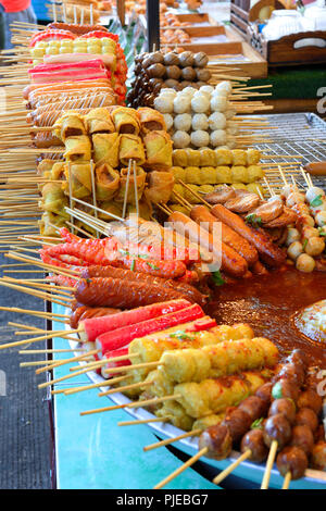 Verschiedene Spieße mit Fleisch- und Fischgerichte, Meeresfrüchte, typisch für das Land, auf dem Naka Weekend Market, Phuket, Thailand, verschiedene Spieße mit Fleisch- u Stockfoto