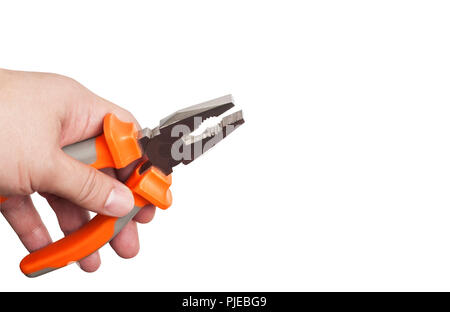 Hand mit einem orange Zange auf weißem Hintergrund. Stockfoto