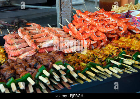 Verschiedene Spieße mit Fleisch- und Fischgerichte, Meeresfrüchte, typisch für das Land, auf dem Naka Weekend Market, Phuket, Thailand, verschiedene Spieße mit Fleisch- u Stockfoto