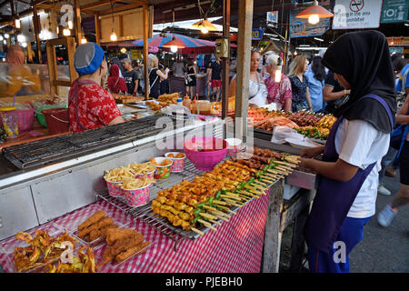 Verschiedene Spieße mit Fleisch- und Fischgerichte, Meeresfrüchte, typisch für das Land, auf dem Naka Weekend Market, Phuket, Thailand, verschiedene Spieße mit Fleisch- u Stockfoto