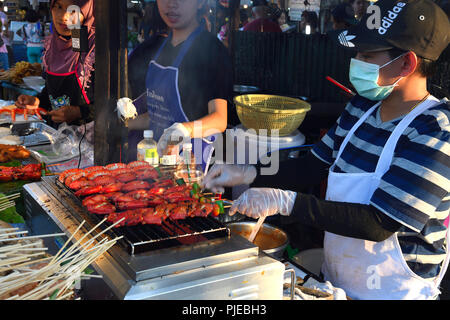 Verschiedene Spieße mit Fleisch- und Fischgerichte, Meeresfrüchte, typisch für das Land, auf dem Naka Weekend Market, Phuket, Thailand, verschiedene Spieße mit Fleisch- u Stockfoto