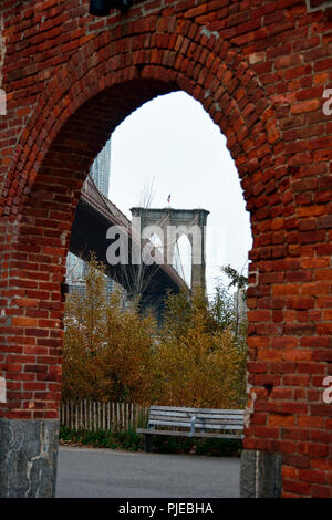 Brooklyn Bridge durch Ziegel Arch, Dumbo, NYC gesehen Stockfoto