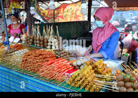 Verschiedene Spieße mit Fleisch- und Fischgerichte, Meeresfrüchte, typisch für das Land, auf dem Naka Weekend Market, Phuket, Thailand, verschiedene Spieße mit Fleisch- u Stockfoto