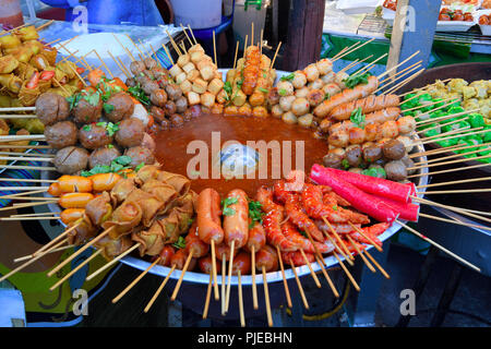 Verschiedene Spieße mit Fleisch- und Fischgerichte, Meeresfrüchte, typisch für das Land, auf dem Naka Weekend Market, Phuket, Thailand, verschiedene Spieße mit Fleisch- u Stockfoto