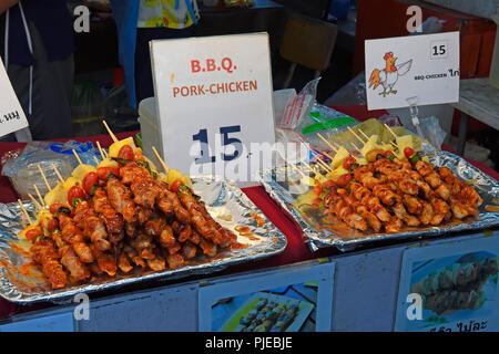 Verschiedene Spieße mit Fleisch- und Fischgerichte, Meeresfrüchte, typisch für das Land, auf dem Naka Weekend Market, Phuket, Thailand, verschiedene Spieße mit Fleisch- u Stockfoto