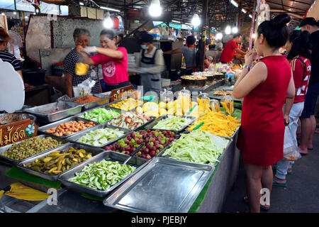 Markt mit typischen Gerichten für Land auf den Naka Weekend Market, Phuket, Thailand ausgeht, Marktstand mit landestypischen Speisen mit dem Naka Wochenende Stockfoto