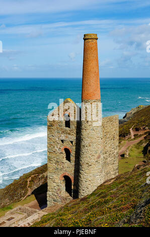 Alte Zinnmine in der Nähe von St. Agnes an der Küste von Cornwall, England, Großbritannien, Großbritannien. Stockfoto