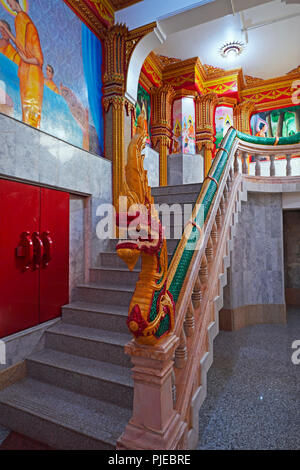 Reich verzierte Treppe im Innern des Wat Chalong, der größte Tempel auf Phuket, Thailand, reich verzierte Treppe im Innenraum des Wat Chalong, Stockfoto