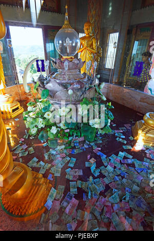 Das Heiligtum mit Banknoten als Spenden, Wat Chalong, der größte Tempel auf Phuket, Thailand, das Allerheiligste, mit Geldscheinen als Tiếng Đức, Wat Stockfoto