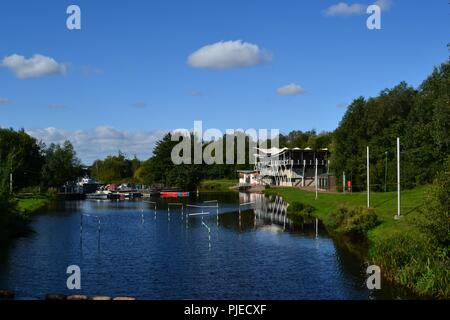 Atemberaubende, Tageslicht, Farbe Bild der Gehweg entlang der Ufer des Flusses Tees in North East England, UK. Stockfoto