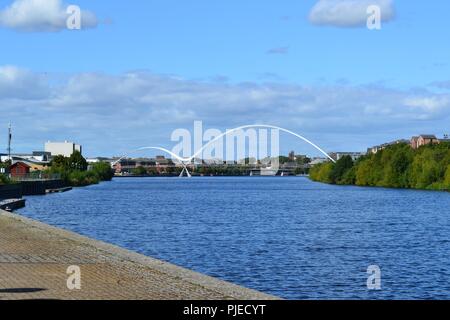 Markante, natürlich beleuchteten Bild des legendären Infinity Brücke überspannt den Fluss-T-Stücke in Stockton-on-Tees, Großbritannien Stockfoto