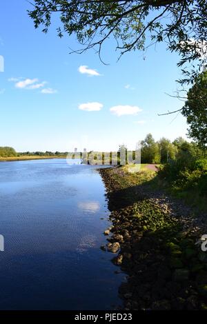 Atemberaubende, Tageslicht, Farbe Bild der Gehweg entlang der Ufer des Flusses Tees in North East England, UK. Stockfoto