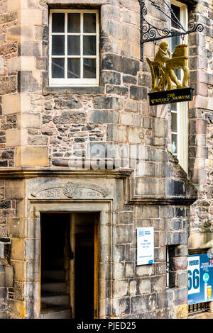 Writers' Museum Exterieur und Beschilderung in Edinburgh Royal Mile. Stockfoto