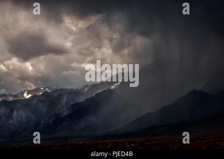 Eastern Sierra Nevada während Gewitter, Highway 395 in der Nähe von Lone Pine, Owens Valley, Inyo County, Kalifornien Stockfoto