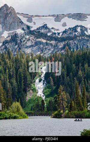 Twin Falls und Oberen Twin Lake, Mammoth Mountain Seen, Inyo National Forest, Kalifornien, Kalifornien Stockfoto