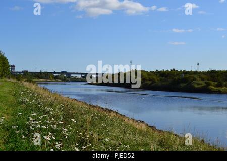 Atemberaubende, Tageslicht, Farbe Bild der Gehweg entlang der Ufer des Flusses Tees in North East England, UK. Stockfoto