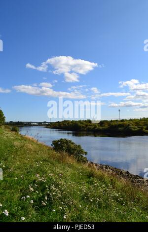 Atemberaubende, Tageslicht, Farbe Bild der Gehweg entlang der Ufer des Flusses Tees in North East England, UK. Stockfoto