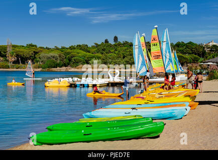 Portugal, Algarve, Wassersport auf dem Quinta do Lago See Stockfoto