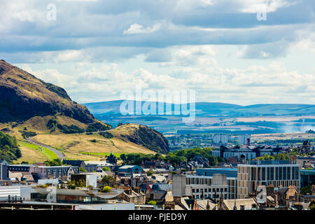 Edinburgh Stadtbild städtische Gebäude Skyline Luftbild vom Edinburgh Castle, Holyrood Park Stockfoto