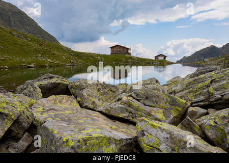 Hütte an einem See im Sommer, Dolomiten, Italien Stockfoto