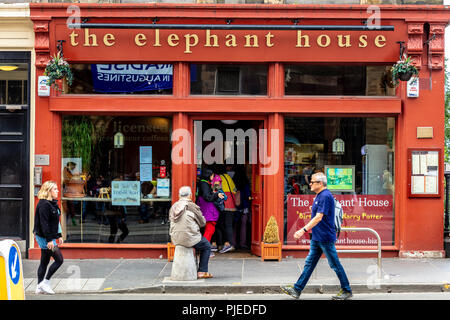 Das Elephant House, Tee & Coffee House in Edinburgh, wo J.K. Rowling saß und schrieb Harry Potter Roman Stockfoto