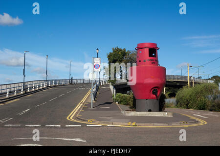 Herzmuscheln Zeile spucken und Brücke über die Bahnlinie in Leigh-on-Sea, Essex, England Stockfoto