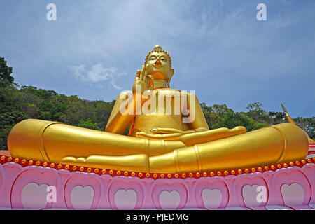 Sitzt Golden Buddha der Tempel Wat Khao Rang, Phuket, Thailand, sitzender goldener Buddha des Tempel Wat Khao Rang Stockfoto