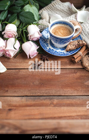 Romantische Kaffee in einer Tasse auf einem hölzernen Hintergrund mit einem Plaid, ein Blumenstrauß aus den weißen Rosen und im Herbst Gemütlichkeit. Guten Morgen. obere Ansicht. Kopieren Sie spase, Stockfoto