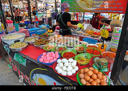 Zustand mit typischen Gerichten für Land, Chillva Markt, Phuket, Thailand, mit landestypischen Speisen, Chillva Markt Stand Stockfoto