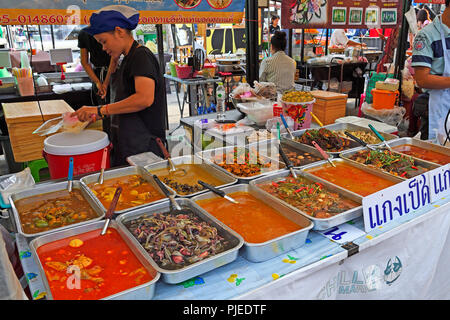 Zustand mit typischen Gerichten für Land, Chillva Markt, Phuket, Thailand, mit landestypischen Speisen, Chillva Markt Stand Stockfoto