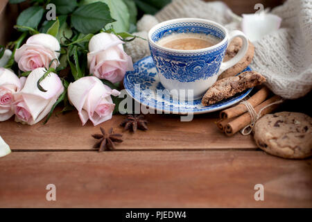 Romantische Kaffee in einer Tasse auf einem hölzernen Hintergrund mit einem Plaid, ein Blumenstrauß aus den weißen Rosen und im Herbst Gemütlichkeit. Guten Morgen. obere Ansicht. Kopieren Sie spase Stockfoto
