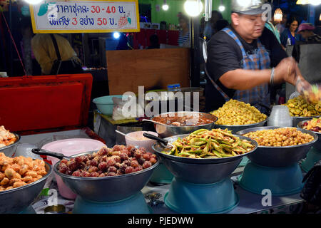 Zustand mit typischen Gerichten für Land, Chillva Markt, Phuket, Thailand, mit landestypischen Speisen, Chillva Markt Stand Stockfoto