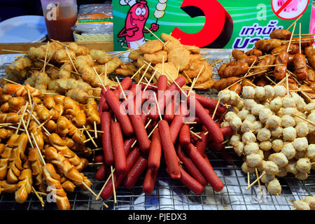 Zustand mit typischen Gerichten für Land, Chillva Markt, Phuket, Thailand, mit landestypischen Speisen, Chillva Markt Stand Stockfoto