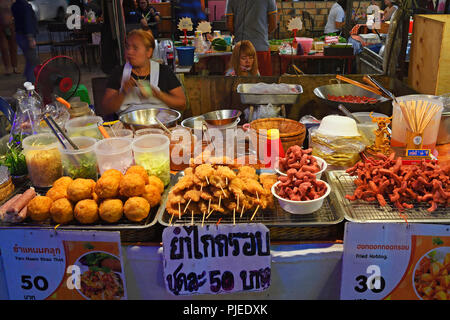 Zustand mit typischen Gerichten für Land, Chillva Markt, Phuket, Thailand, mit landestypischen Speisen, Chillva Markt Stand Stockfoto