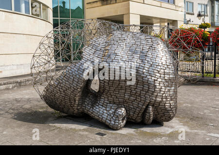 Die Kopfskulptur von Rick Kirby, Calne, Wiltshire, England, Großbritannien Stockfoto